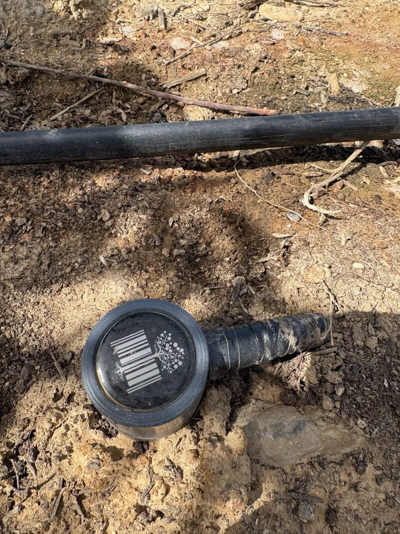 Sonda de suelo de Agrodevices instalada junto a la línea de goteo